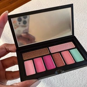 BRAND NEW✨SMASHBOX COVER SHOT EYE
PALETTE ‘Pinks + Palms’